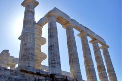 Żeglując w Grecji po Zatoce Sarońskiej mamy okazję by odwiedzić  Świątynie Posejdona