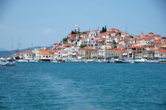 Widok na wyspę Poros  - rejs po Zatoce Sarońskiej