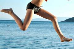 Skok do wody wprost z katamaranu