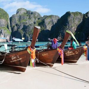 Żeglowanie w Tajlandii - kolorowe łodzie