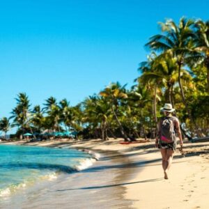 Żeglowanie na Karaibach - spacer po plaży